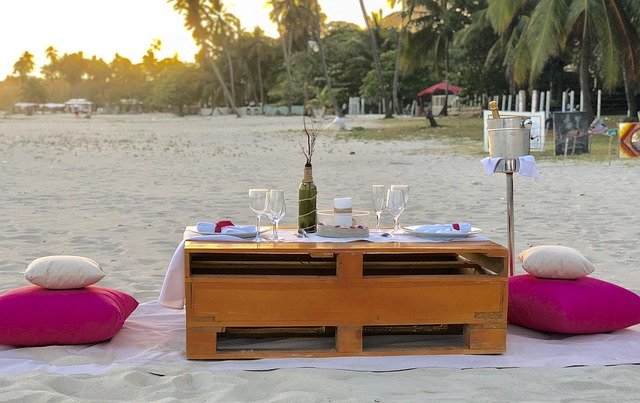 Romantycznie urządzony stolik na plaży